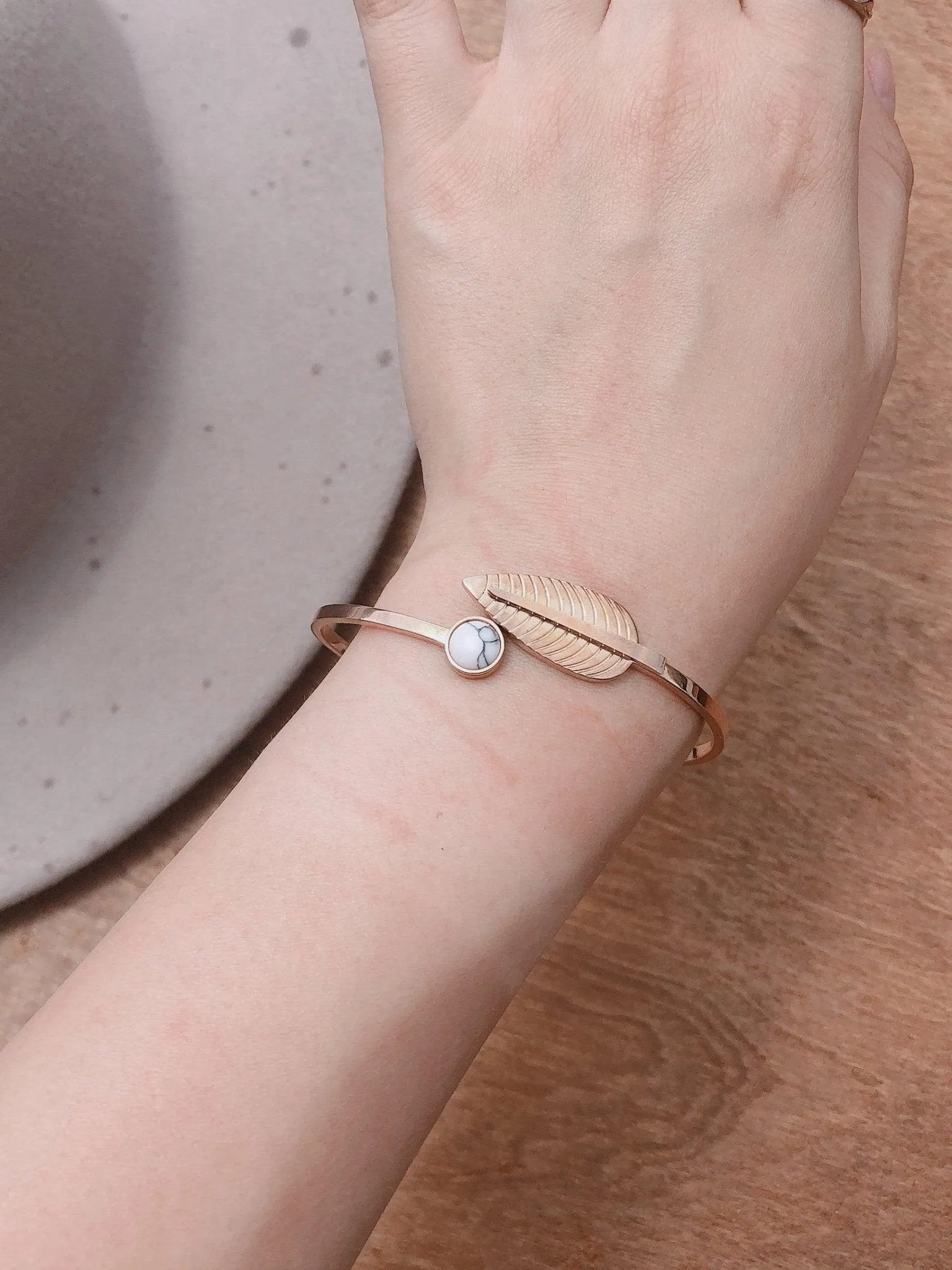 Leaf and Marble Circle Bracelet